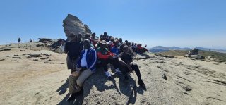 Tineri din Kenya în vizită la Mănăstirea Peștera Ialomiței